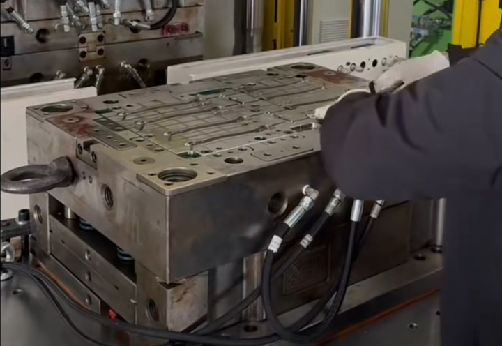 Tapaustutkimus: Automotive Door Check Arm Molding Solution